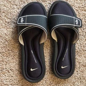 Black nike slides